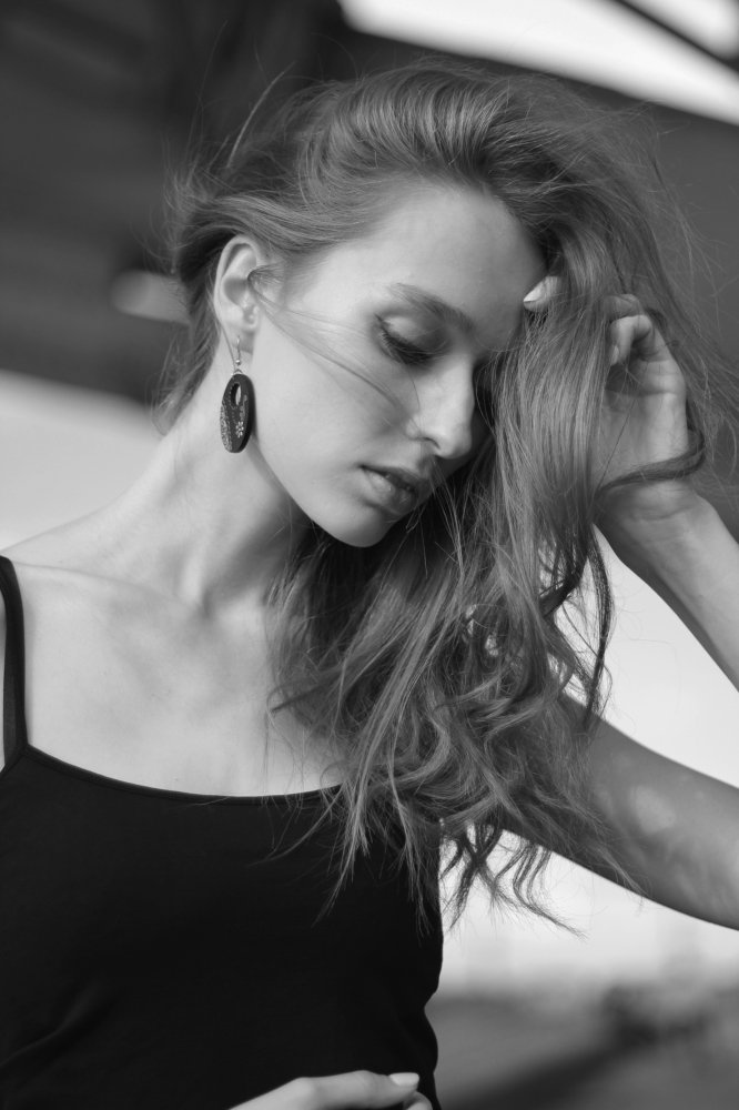 Девушка у моста