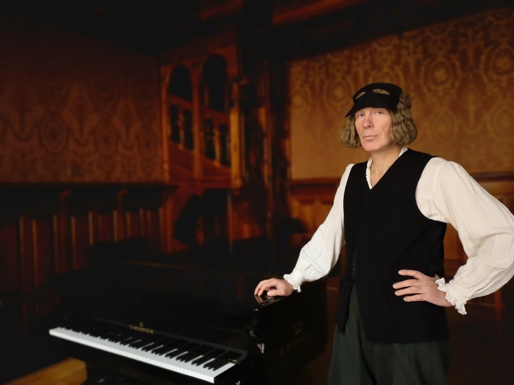 A closer look at the audience.Пристальный взгляд на публику.