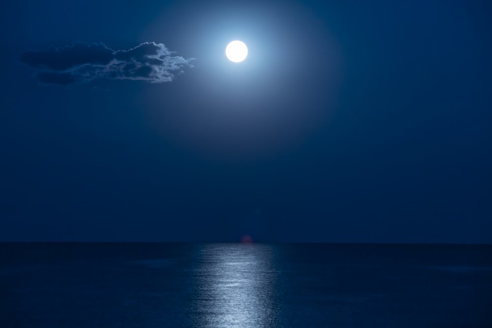 the reflection of the moon at sea