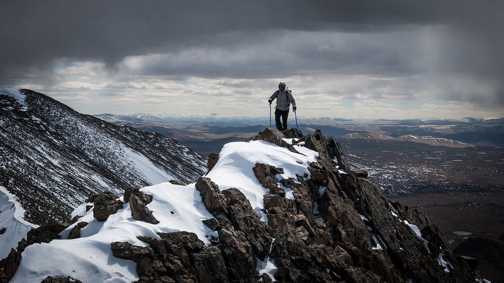 Идущий по скалам
