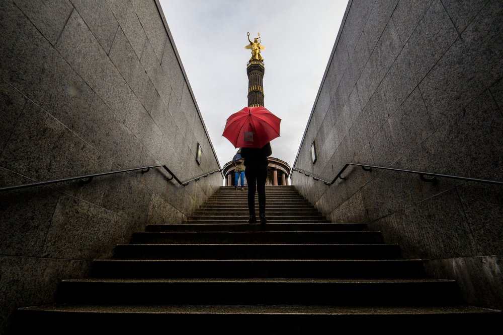 Красный зонт