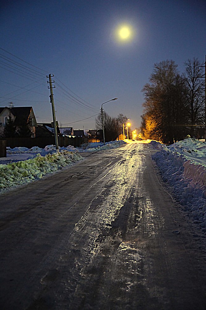 Скользкая дорога под луной.