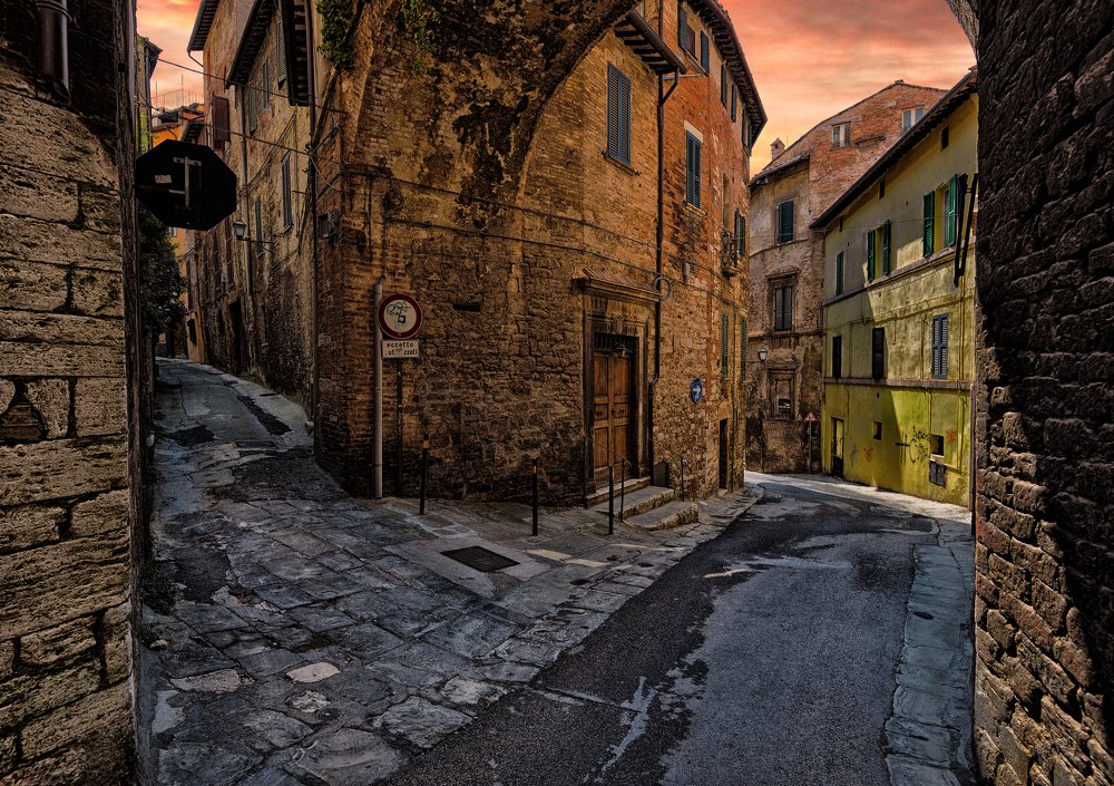 закат в старом городе