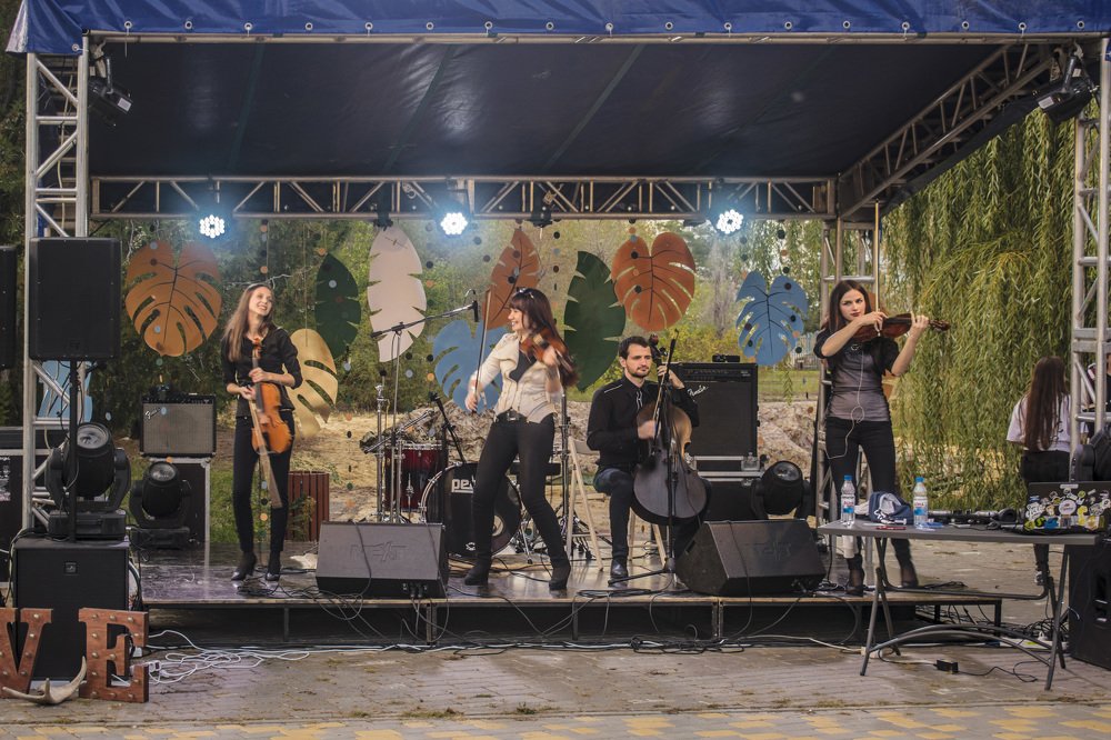 Выступает группа "Sunlight"