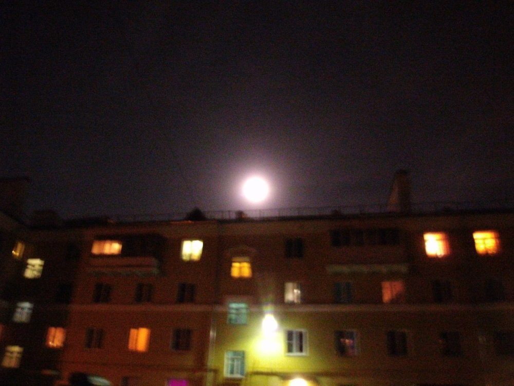 Луна и старый дом