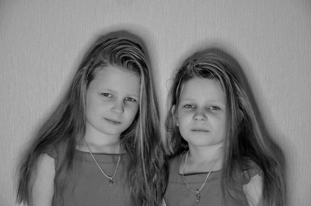 Сестрички двойняшки