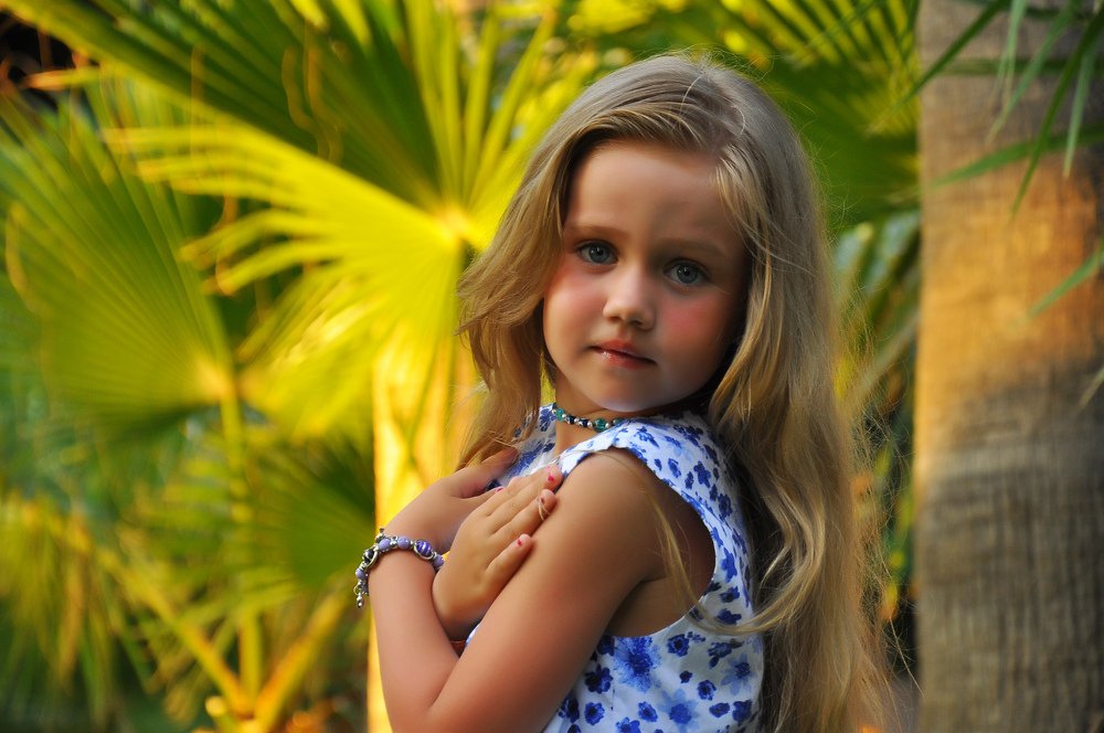 Девочка в тропиках.