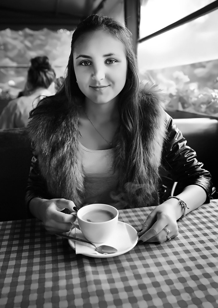 Девушка в кафе.