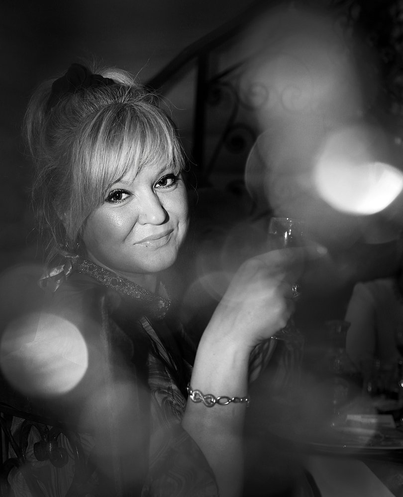 Девушка с бокалом.