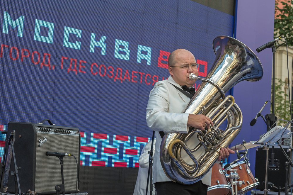 Оркестр гремит басами...