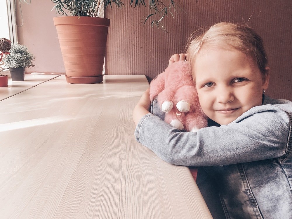 В обнимку с зайцем