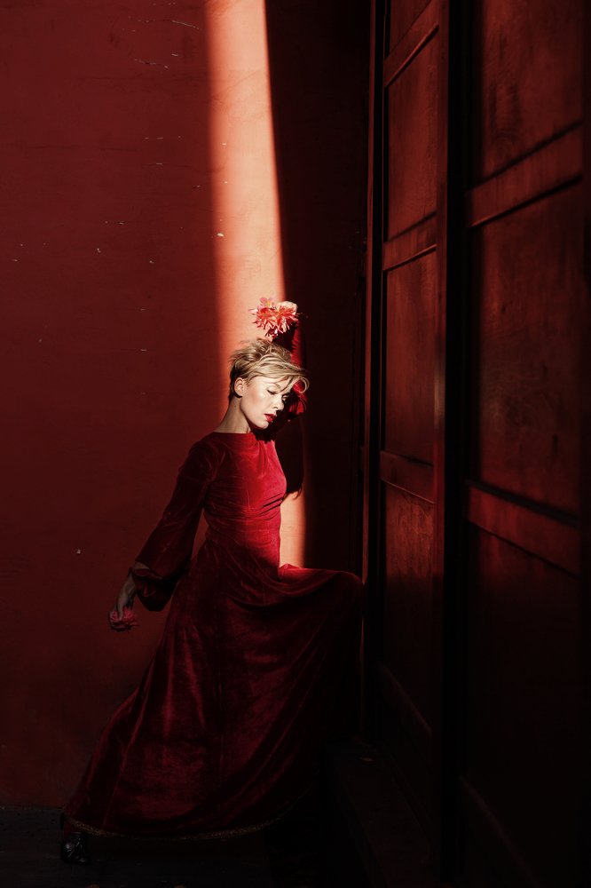 женщина в красном