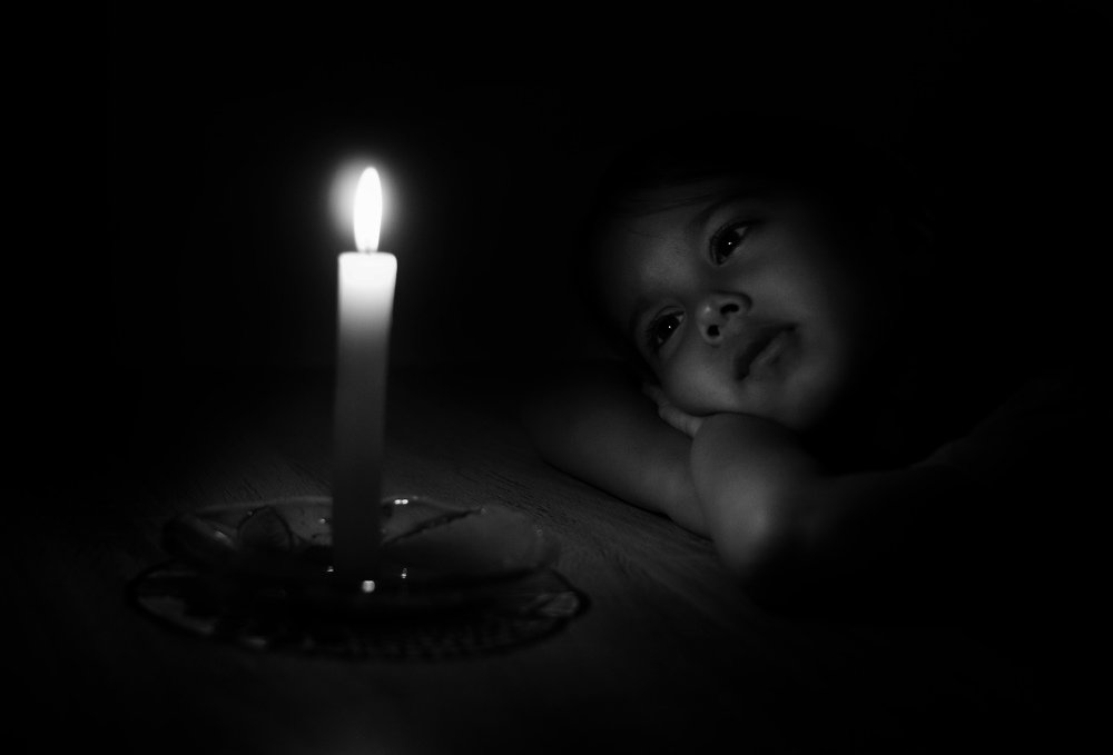 При свете от свечи