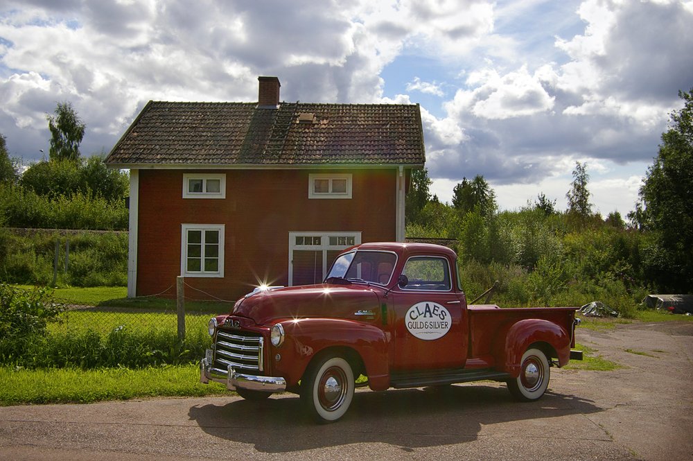 Солнечный красный грузовик