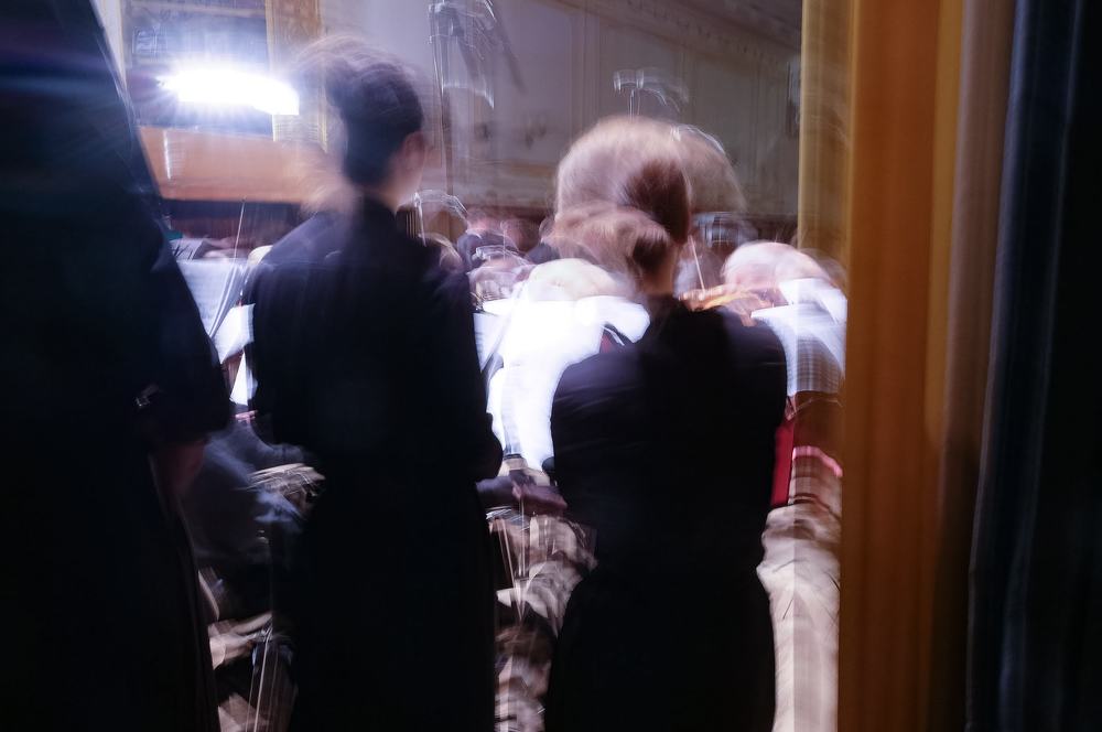 Хор. И только ангелы поют...