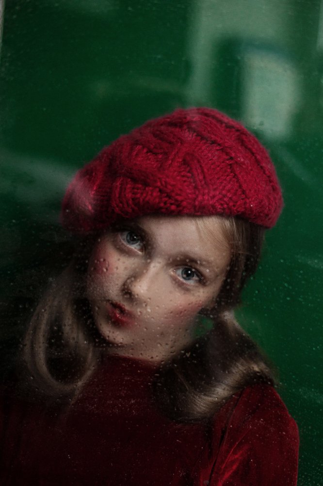 девочка в красном берете