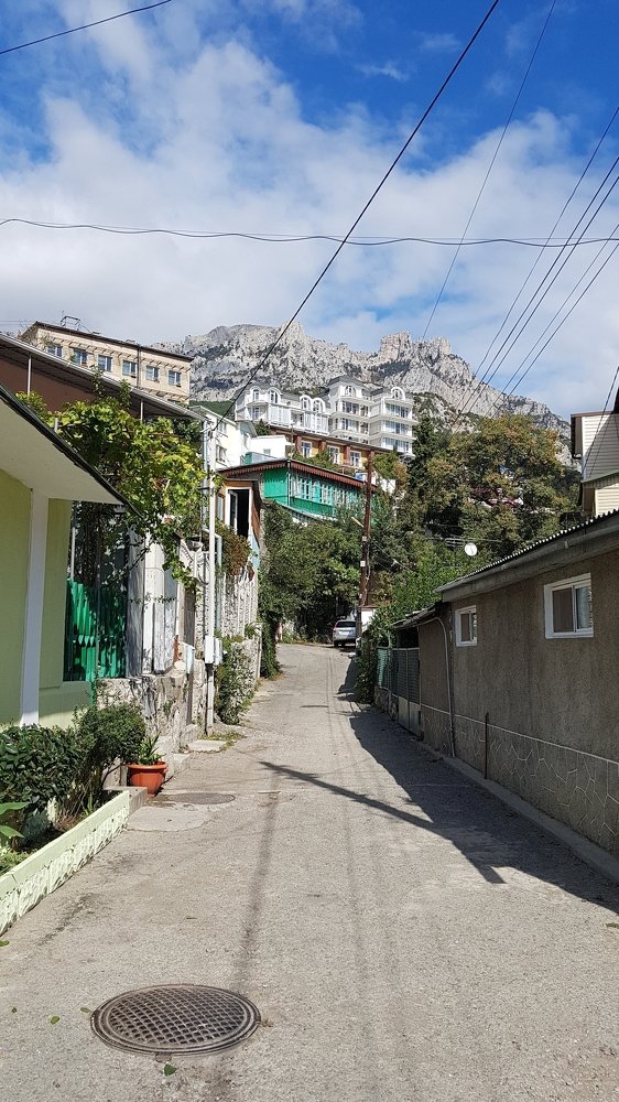 У подножия гор