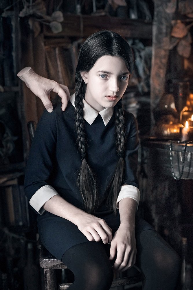 Уэнсдей Аддамс и Вещь.