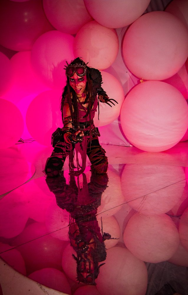 Tein в комнате из розовых шаров