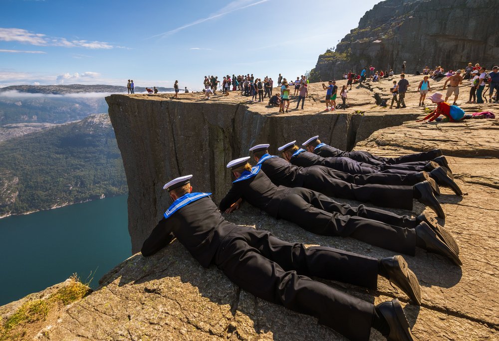 Отважные норвежские моряки на краю скалы Прекестулен 3.08.2019 г.
