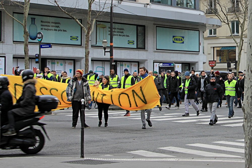 "Желтые жилеты" Парижа.
