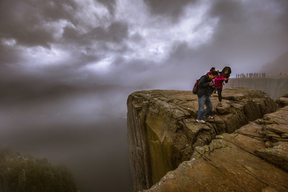 ФОТОГРАФЫ НА ОТКОЛОВШЕЙСЯ СКАЛЕ - ИГРЫ СО СМЕРТЬЮ...