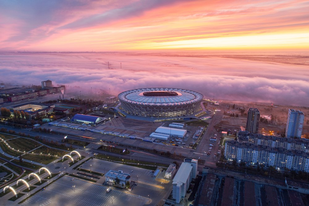 Утренний туман и красочный рассвет над великой русской рекой