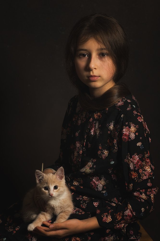 девочка и котенок