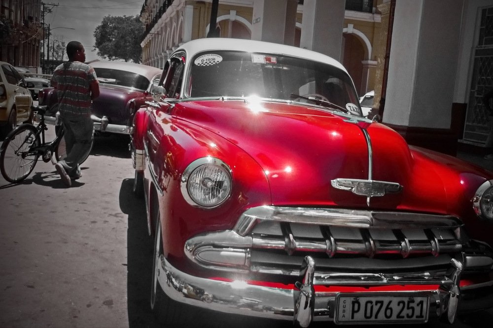 Красный автомобиль...