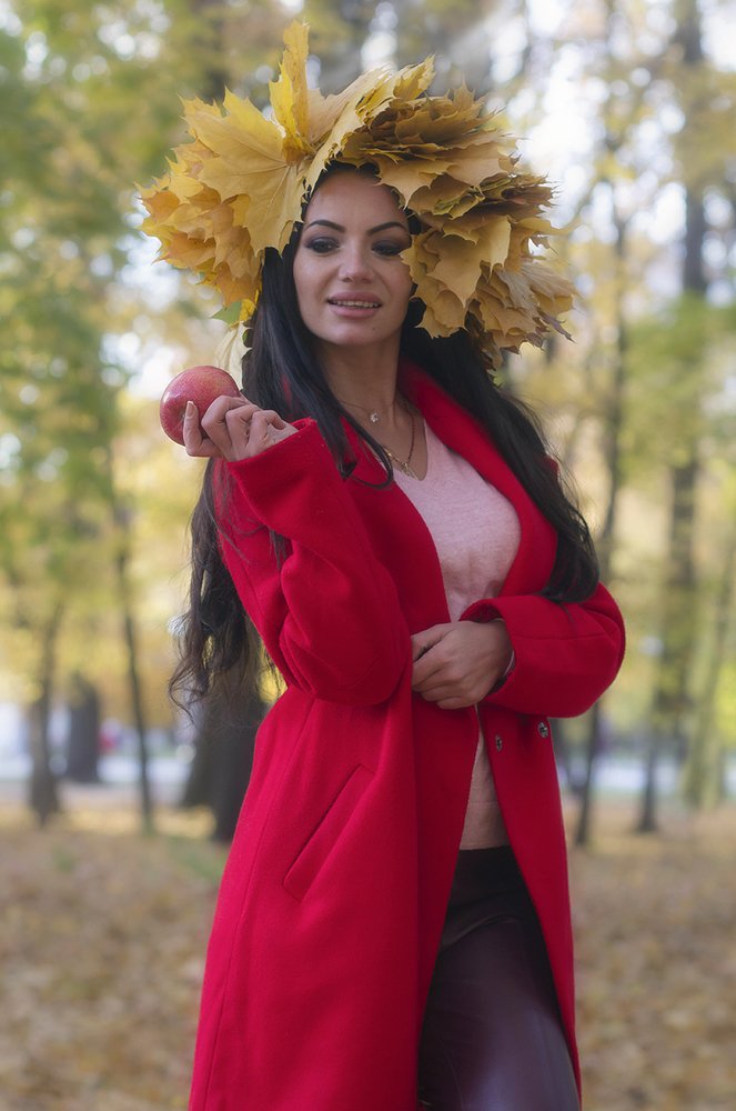 Осенний портрет с яблоком