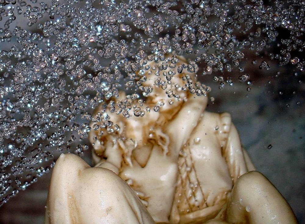 Любовь одного человека - капля в море, любовь двоих похожа на сверкающий поток...