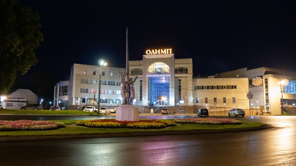 Новый спорткомплекс на фоне памятника советской эпохи