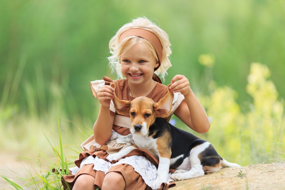 Полина на привале с ушастым другом