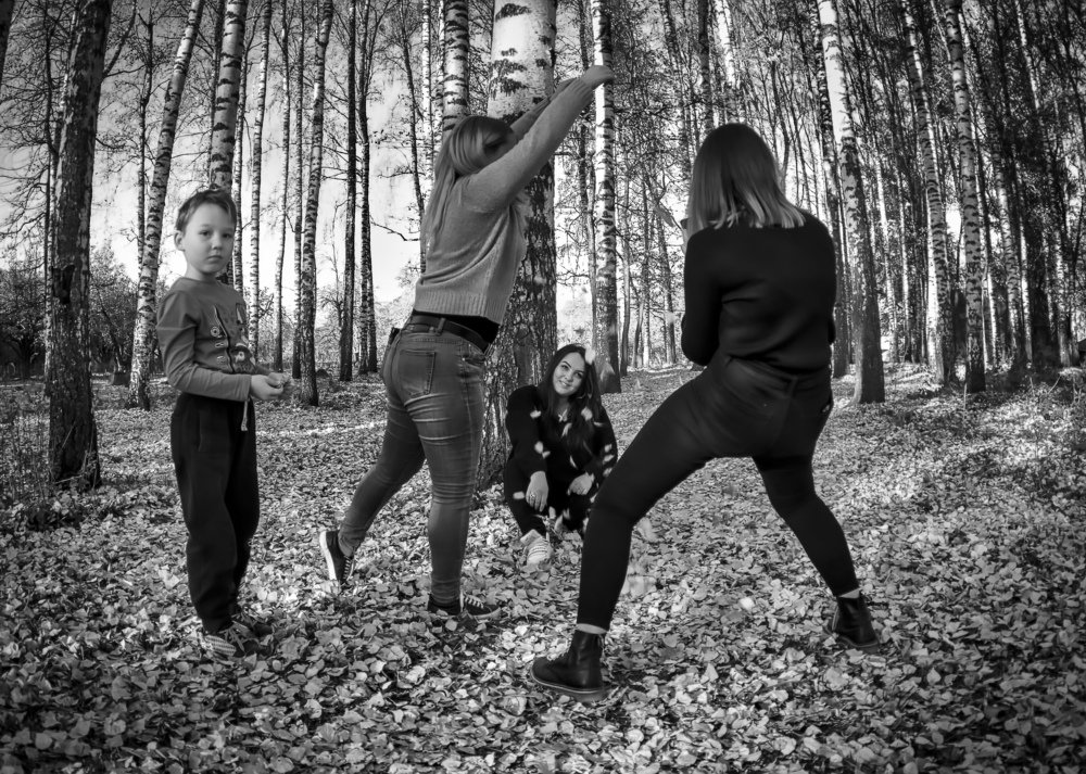 Throwing yellow leaves. Фотосессия с бросанием желтых листьев и юным скептиком.