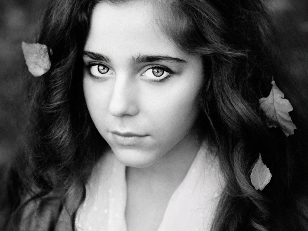 Portrait of a girl with sad eyes / Портрет девушки с грустными глазами