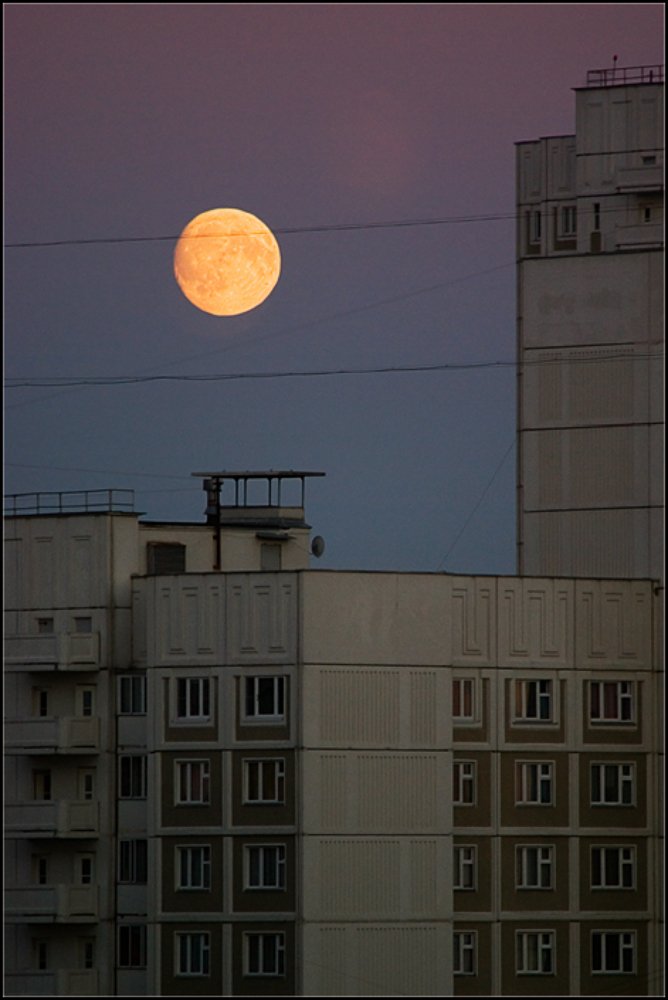 Городская луна