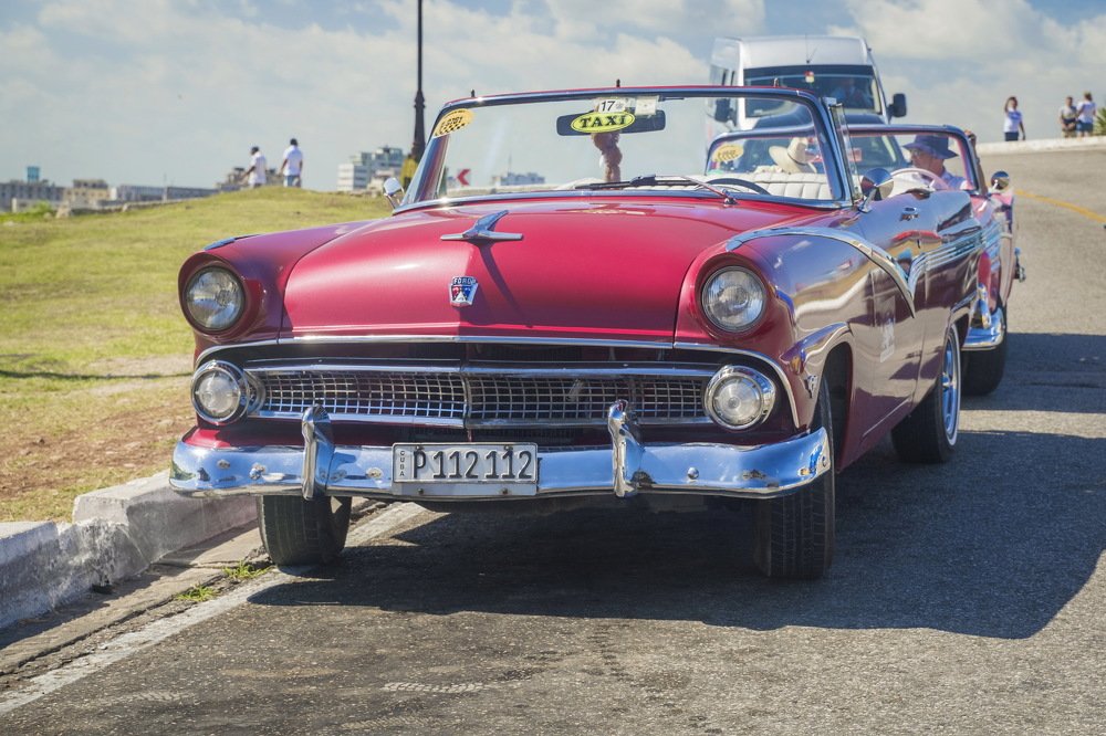 Красный автомобиль.