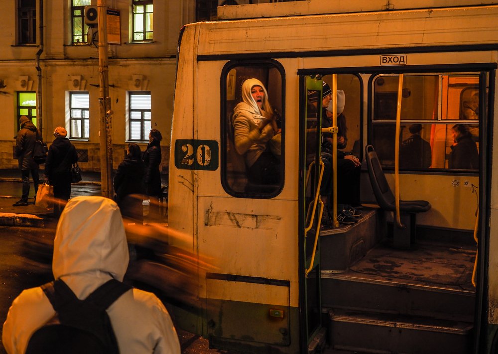 На вечерней остановке.