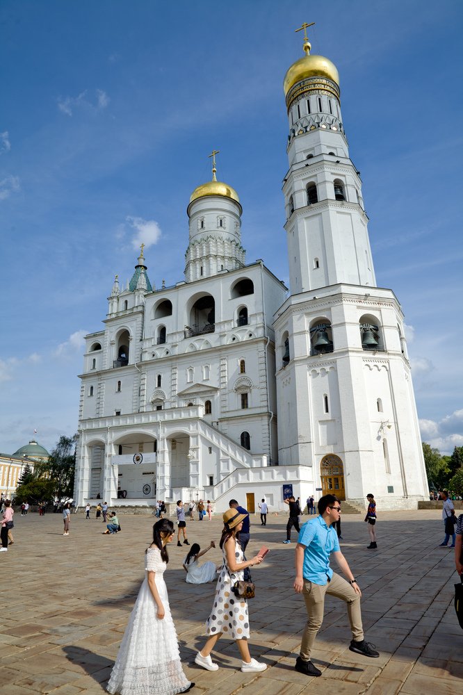 Японские туристы в Московском Кремле.