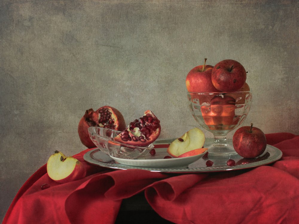 Натюрморт с гранатом и яблоками