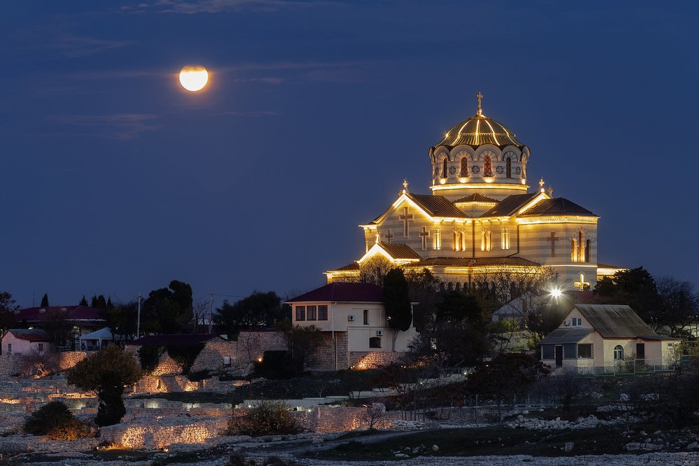 Луна над древним городом