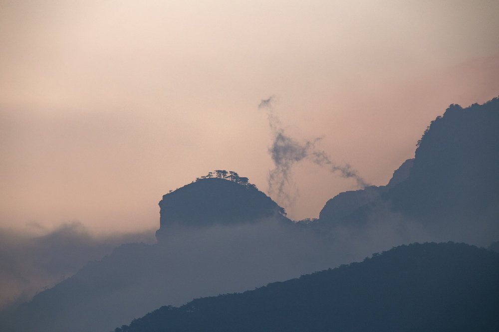 Небесный жираф шагает по горам