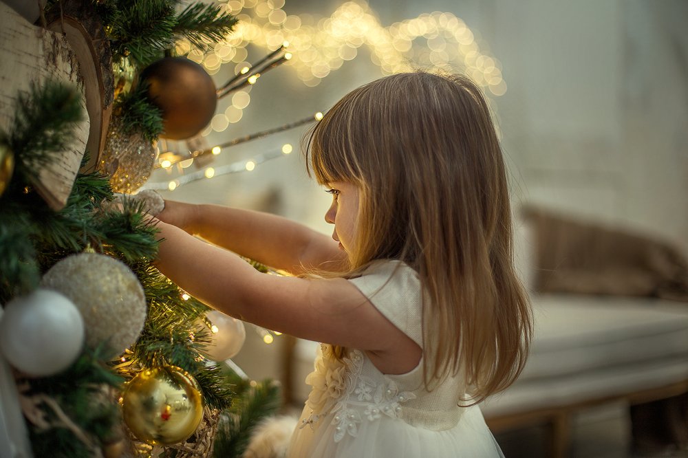 Наряжает елочку