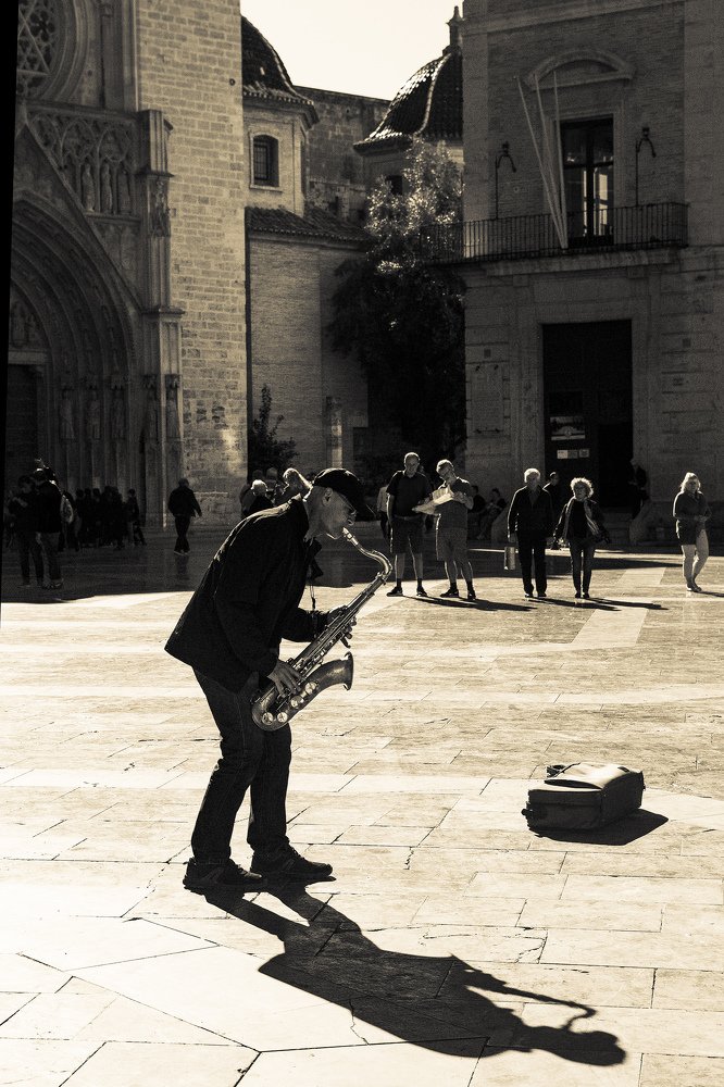 Уличный саксофонист
