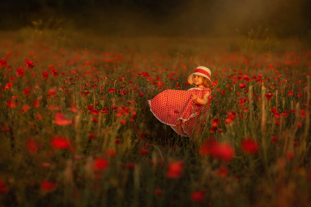 Танцующая девочка в маках