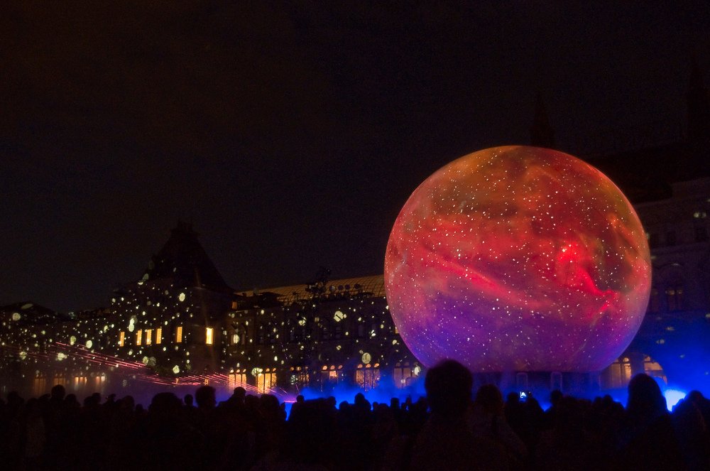 Красный шар на Красной площади