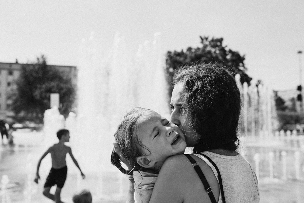 Мама не пускает на фонтан