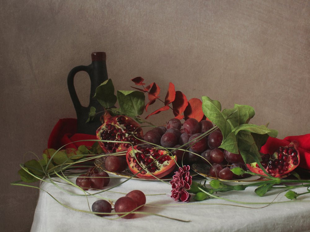 Натюрморт с красным виноградом и гранатом