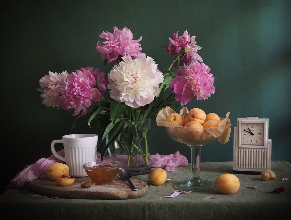 Июньский день пах пионами и абрикосами