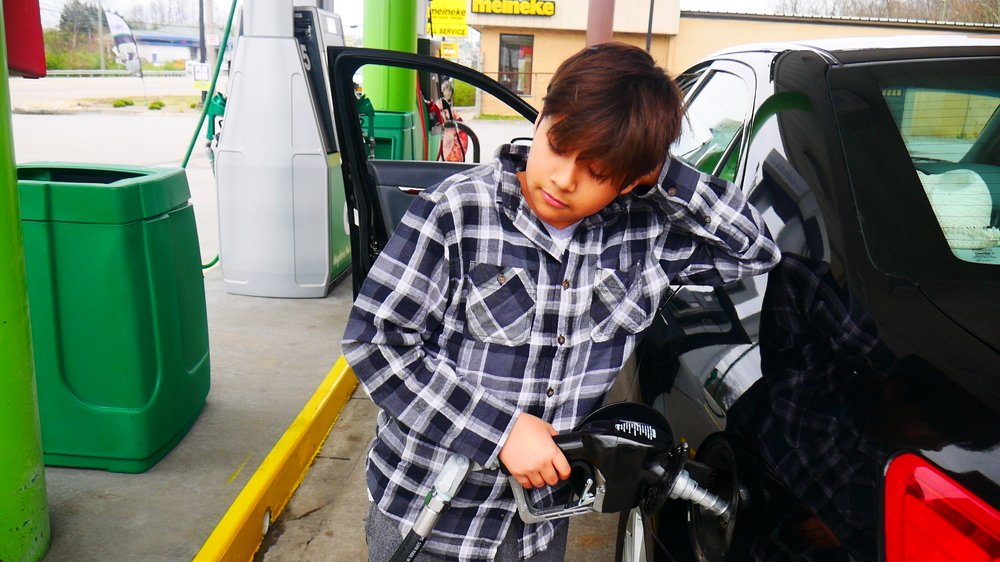 На бензаколонке.